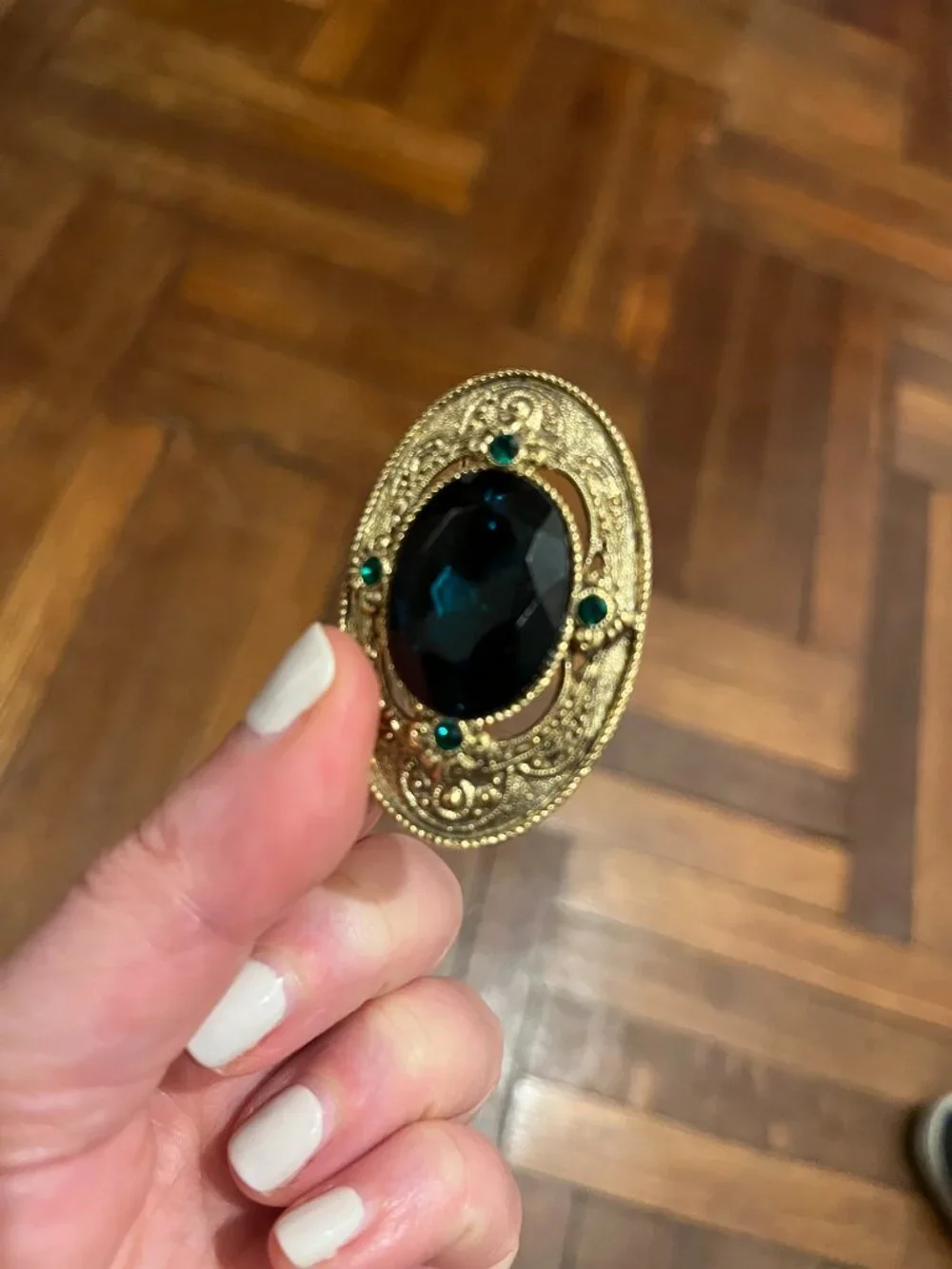 Vintage Green Stone Delicate Brooch Pin